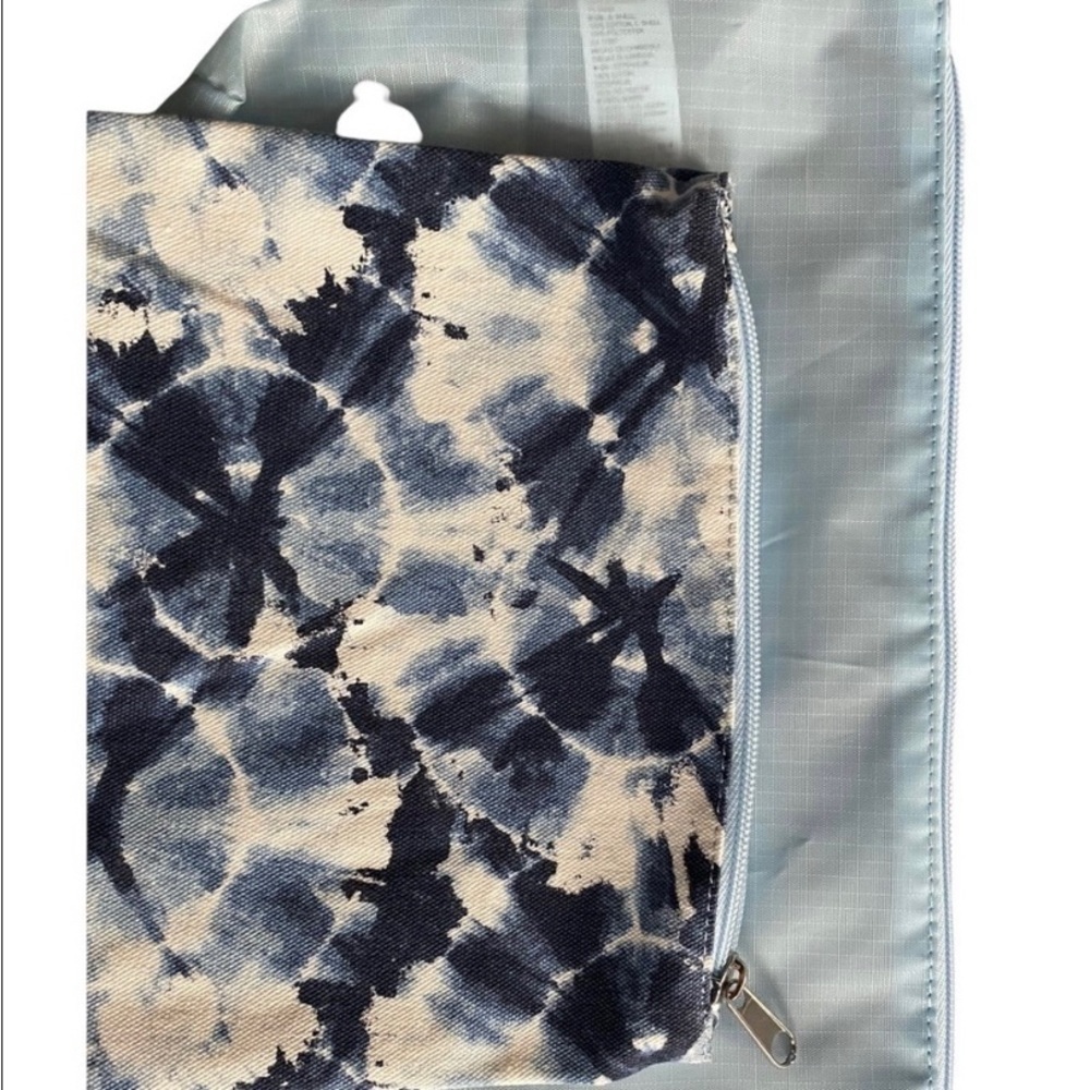 𝅺3 make up bags 1 Bare minerals and 2 old navy bags and one Earthbound head band - Picture 4 of 11